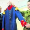 Raphael Brischke (rechts) und Dieter Böckler mit der Uniform des Tambourmajors, eines der Schmuckstücke der Sammlung. Archivfoto: Nadine Pflaum