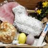Einen Osterkorb mit gesegneten Speisen liefert die Gastfamilie Schnabel zu Gläubigen in Donauwörth. 