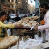 Ein Junge kauft Brot auf einem Markt in Kairo, Ägypten. Russland und die Ukraine exportieren viel Weizen – der Angriffskrieg Moskaus könnte Folgen für die Ernährung in Teilen der Welt haben.  