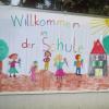 Ein gemalter Willkommensgruß wartete auf die Erstklässlerinnen und Erstklässler an der Ludwig-Steub-Schule in Aichach.