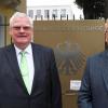 Wilhelmshaven-Präsident Hans Herrnberger (r) und Aufsichtsrat Harald Naraschewski posieren vor den Toren des BGH.