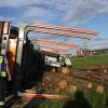 Der Fahrer eines Holzlasters ist bei Kösching in einem Kreisverkehr aufs Bankett geraten, der Laster ist umgekippt.
