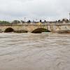 Blick auf Steinerne Brücke und die durch Hochwasser gestiegene Donau am 04.06.2013 in Regensburg.