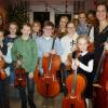 Die jungen Musiker unter der Leitung von Barbara Burann (ganz rechts) hatten vor den Bobinger Senioren einen bezaubernden Auftritt. 
