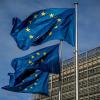Europaflaggen wehen vor dem Sitz der Europäischen Kommission in Brüssel. Verstöße gegen EU-Recht sollen härter bestraft werden.