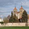 Die evangelisch-lutherische Pfarrkirche St. Maria und St. Godehard in Auhausen gehörte ehemals zum Benediktinerkloster Auhausen.