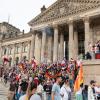 Triumphierende Demonstranten mit Reichsflaggen auf der Treppe des Parlaments: Die Vorfälle während der Corona-Proteste sorgen für einen Aufschrei der Empörung in der Politik.