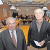 Das letzte Sitzungsgeld in Höhe von 800 Euro überreichte Bürgermeister Karl Seitle (links) an Anton Krammer, den Vorsitzenden der JFG Donaumoos. 