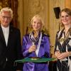 Die Journalistin Katrin Eigendorf (Mitte) hat den Augsburger Friedenspreis 2023 erhalten, Regionalbischof Axel Piper und OB Weber begleiteten die Verleihung.