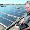 Bei der AVA wird eine von Augsburgs größten Fotovoltaikanlagen in Betrieb genommen. Franz Hiermeier kontrolliert die neue Solarstromanlage. Foto: Silvio Wyszengrad