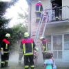 Aus dem ersten Stock wurden die Kindergartenkinder bei einer Übung evakuiert. Foto: FF