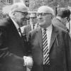 Max Horkheimer (vorne links), Theodor W. Adorno (vorne rechts) und Jürgen Habermas (im Hintergrund rechts), Siegfried Landshut (im Hintergrund links) im Jahr 1964 in Heidelberg.
