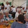 Geistlicher Rat Helmut Bullinger (97 Jahre, rechts) im Gespräch mit den Gläubigen beim Pfarrfest im östlichen Stadtteil Zell. 	