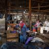 Menschen arbeiten auf dem Kantamanto-Markt in Accra. Für viele ist der Secondhand-Textilmarkt die Lebensgrundlage.