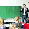 Bernd Gätner referierte in einer 9. Klasse des Rhabanus-Maurus-Gymnasiums in St. Ottilien rund ums Geld. Foto: RMG