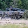 Beim Tag der Bundeswehr in Veitshöchheim führte die Truppe auch Kampftechnik in Bewegung vor. Hier Soldaten am Schützenpanzer Puma. 