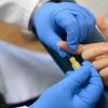 Im Labor wird die Blutentnahme für einen HIV-Test demonstriert.