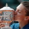 Simona Halep küsst den Siegerpokal der French Open.