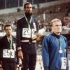 Goldmedaillengewinner Bob Beamon zwischen Ralph Boston (links) und dem DDR-Weitspringer Klaus Beer, der die Silbermedaille gewann.