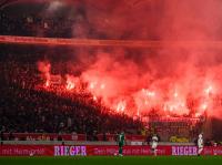 Die Fans des FC Augsburg zünden Pyrotechnik während des Spiels.