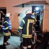 Die Freiwillige Feuerwehr Mertingen bei ihrem Einsatz am Ersten Weihnachtsfeiertag. Im Ortszentrum brannte es in der Küche eines Wohnhauses.