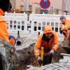 Die Mitarbeiter des Bauhofs setzen am jakobsplatz Fundamente für neue Poller. Sie sind tief im Boden verankert und sollen einem Angriff mit einem Fahrzeug standhalten. Auch an der ?Pfarrstraße und vom Thal her wird der Marktbereich so geschützt. 