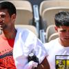 Novak Djokovic (l) aus Serbien und Carlos Alcaraz aus Spanien gehen nebeneinander während einer Trainingseinheit für die French Open 2023.