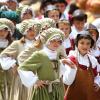 Bei Sonnenschein und sommerlichen Temperaturen haben am Sonntag mehrere Zehntausend Menschen das Tänzelfest in Kaufbeuren besucht.