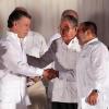 Präsident Juan Manuel Santos (L) und der Kommandeur der Farc, Rodrigo Londoño, nach der Unterzeichnung des Abkommens.