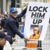 Ein Demonstrant fordert vor dem Trump Tower in New York auf einem Plakat, den Ex-Präsidenten Donald Trump einsperren zu lassen. 