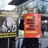 Demonstranten halten bei der Gegendemonstration zum Landesparteitag der Alternative für Deutschland in Nürtingen Baden-Württemberg Banner hoch.