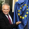 CSU-Chef Erwin Huber mit der Fahne der Europäischen Union.