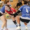Die Aichacher Handballerinnen wollen den ersten Saisonsieg. Ob Anna Mahl (Mitte) mithelfen kann, ist fraglich. Sie war zuletzt verletzt und trainiert unter der Woche in Bamberg.  	