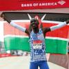 Kelvin Kiptum aus Kenia feierte erst 2023 seinen Weltrekordsieg beim Chicago-Marathon. Nun ist er mit nur 24 Jahren bei einem Autounfall ums Leben gekommen.