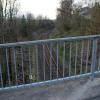 Blick von einer Eisenbahnbrücke bei Bad Berleburg. Von hier hingen die Gullydeckel über den Schienen.