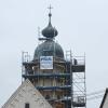 Am Donnerstag wird das Dach des Kirchturms mit einem Kran abgenommen.