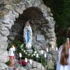 Die neue Grotte in Irsingen mit den Statuen von Bernadette (links) und der Madonna, beide direkt aus Lourdes.