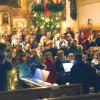 Besinnliche Stimmung bei der Dorfweihnacht der Erpftinger Chöre in der Pfarrkirche St. Michael. 	Foto: Herbert Baier