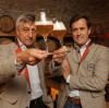 Gleiche Jacke, gleicher Name, gleiche Vision: Vater und Sohn wollen die Tradition der Brauerei in Augsburg bewahren, aber gleichzeitig Innovatives versuchen.