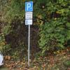 Dieses Schild steht an der Schlösslwiese in Neuburg und weist daraufhin, dass man dort nur während des Ladevorgangs parken darf.