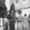 Jena in den 1930er Jahren: Die beiden Frauen vorne, rechts Ilse Unbehagen, links ihre Cousine Hildegard Kunze, tragen das, was modisch gerade angesagt ist.