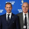 DFB-Präsident Bernd Neuendorf (r) hat die Unterstützung für UEFA-Chef Aleksander Ceferin bekräftigt.