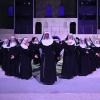 Siyou Isabelle Ngnoubamdjums (Mitte) gibt ihr Musical-Debüt als Deloris van Cartier in "Sister Act", dem Sommer-Musical des Theater Ulms auf der Wilhelmsburg.