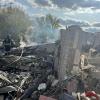 Feuerwehrleute umgeben von Trümmern im ukrainischen Dorf Hrosa. Ein russischer Raketenangriff hat hier Dutzende Menschen getötet.