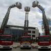 Das sind die drei neuen Drehleitern der Feuerwehren Illertissen, Vöhringen und Senden. Weil die Wehren sich zusammengetan haben, konnten die Städte einiges sparen.  	