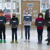 Sieben Notebooks hat die Raiffeisenbank Unteres Zusamtal der Buttenwiesener Grundschule gespendet. Auf dem Foto sind Birgit Knötzinger von der Raiffeisenbank (hinten links) und Rektor Michael Bachmaier (rechts) mit Kindern der 3. Klasse zu sehen, die stolz die neuen Notebooks in Empfang genommen haben.  	