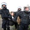 Polizisten tragen die schwedische Klimaaktivistin Greta Thunberg vom Rand des Braunkohlentagebaus Garzweiler II weg.