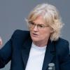 Christine Lambrecht (SPD), Bundesministerin der Justiz und für Verbraucherschutz, spricht bei der Sitzung des Bundestages. Thema der Debatte war der Kampf gegen Hass und rechten Terror in Deutschland.