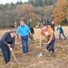 Landrat Thorsten Freudenberger machte sich zusammen mit den Grundstückseigentümern und einigen Gästen bei Attenhofen ans Werk, um weitere Bäume für den Klimaschutz zu pflanzen.  