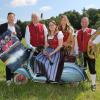 Freuen sich schon auf das traditionelle Schlosshoffest in Mickhausen: (von links) Rudolf Huber, Georg Reiter, Julia Ramminger, Petra Blessing und Philipp Ramminger.